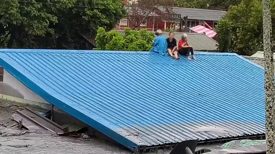 據東部鄉親表示，長照服務據點人員在洪水溢流發生前，迅速通知平日照顧的長者撤離，成功讓許多長輩及時脫險。（資料圖／翻攝畫面）