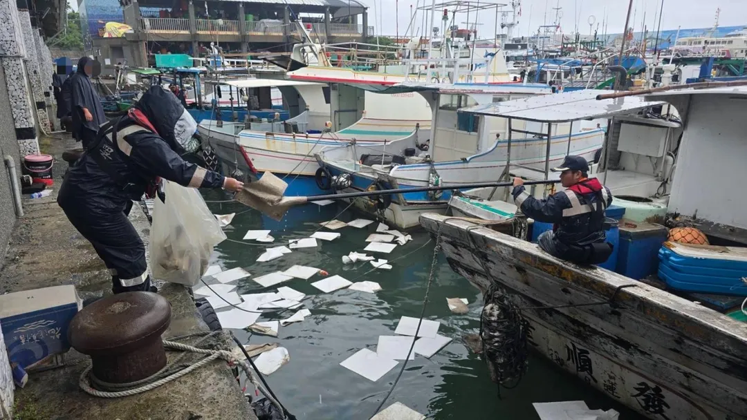 台東富岡漁港一艘漁船半沉且柴油外洩，海巡人員使用棉片和攔油索，阻止污染擴大。（圖/中天新聞）