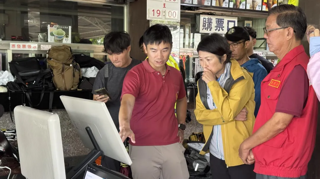 饒慶鈴在現場聽取救災人員簡報。（圖／翻攝畫面）