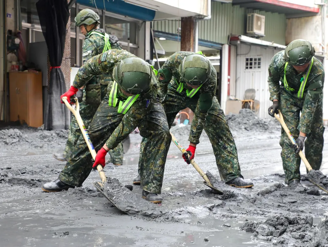 季連成表示,國軍只負責災區民宅清淤。(圖/花東防衛部)