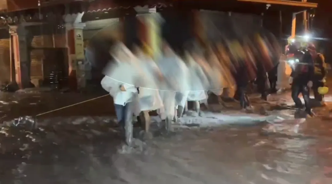 原本被用來做為安置處的光復高職也淹水,花蓮縣消防局搜救隊員,協助師生和居民撤離。(圖/花蓮縣消防局提供)
