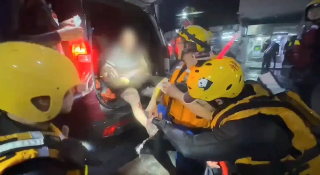 有民眾受傷,搜救隊員進行傷口消毒和包紮。(圖/花蓮縣消防局提供)