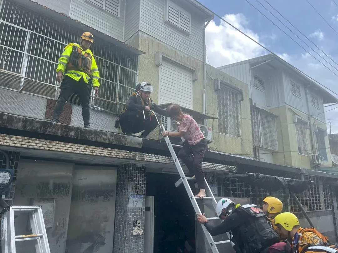 台東縣府消防局前往花蓮光復鄉，協助救援及救災任務。（圖/台東縣消防局提供）