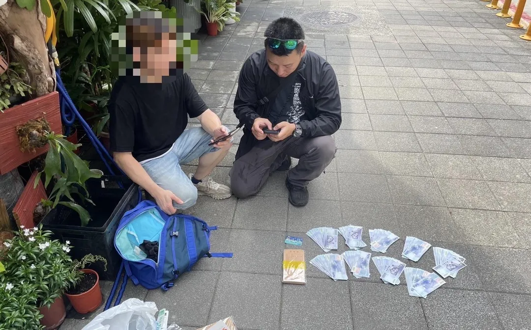 警方逮捕車手查扣現金贓款。(圖/翻攝畫面)