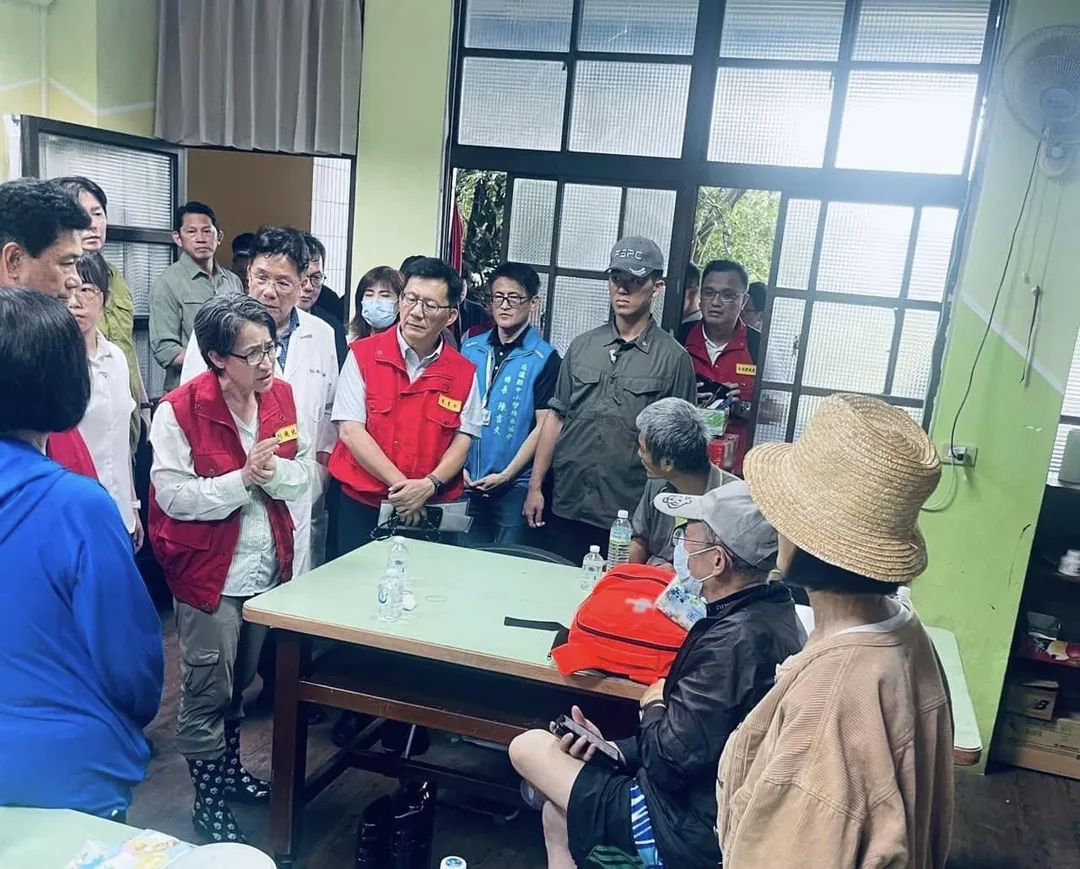 蕭美琴也與災民對話了解情況。（圖／蕭美琴臉書）