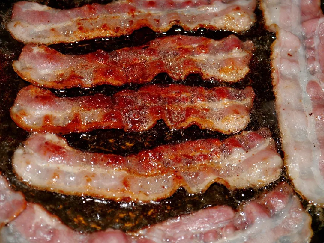加工肉品中的亞硝酸鹽若經過煙燻或高溫烹調,容易產生大量自由基,這些氧化物質是癌症形成的重要因素之一。(示意圖/Pixabay)