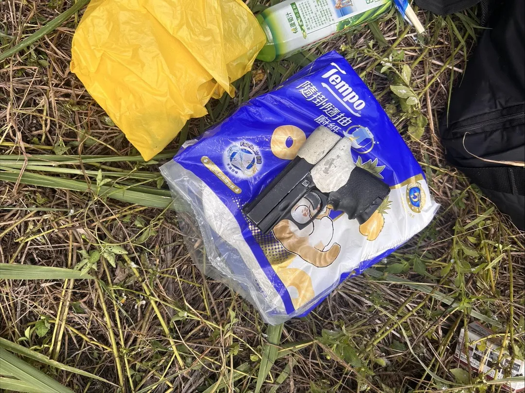 嫌犯逃逸後把槍遺留在現場。(圖/中壢分局提供)