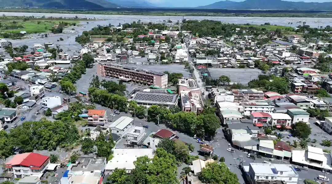 堰塞湖潰堤導致光復市區成重災區。（圖／花蓮縣社區空中大學空拍教師簡嘉信）