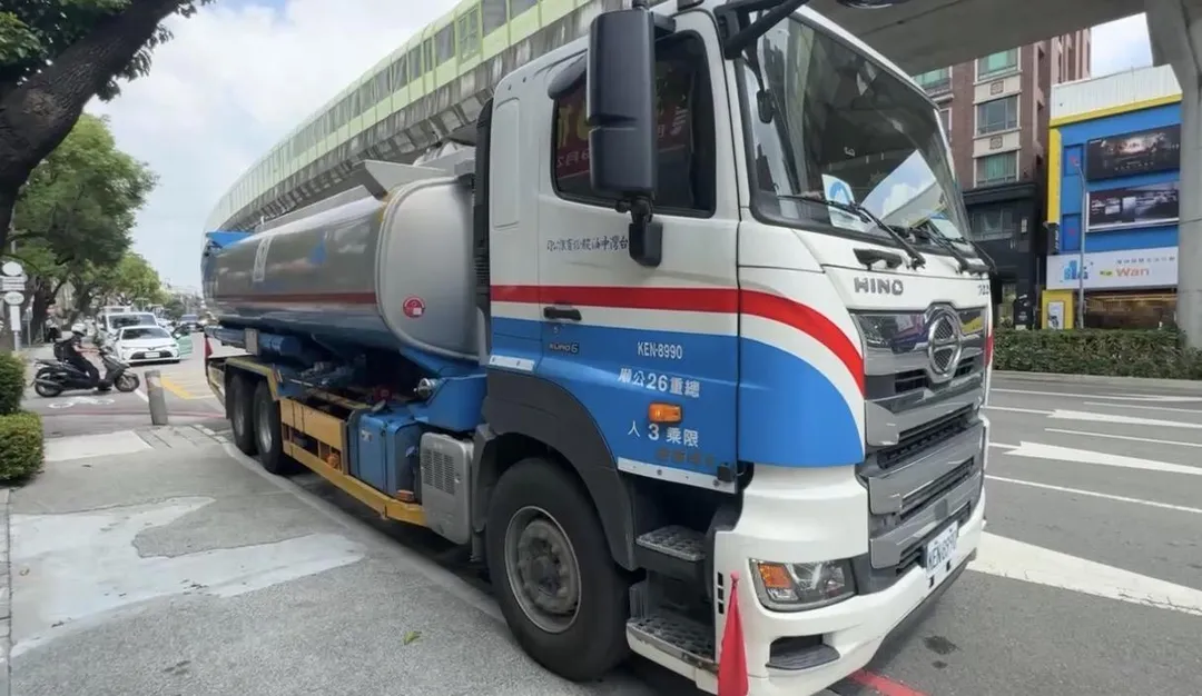 台中西屯區發生油罐車撞機車死亡車禍。(圖/翻攝畫面)