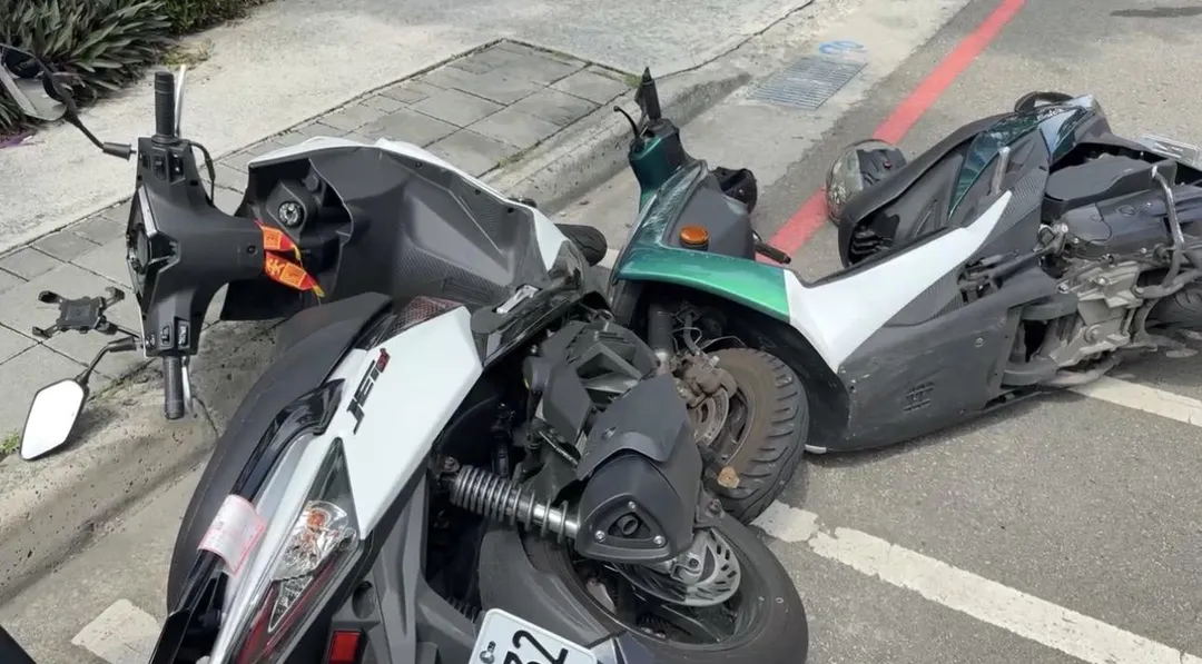 機車騎士與乘客1死1傷。(圖/翻攝畫面)