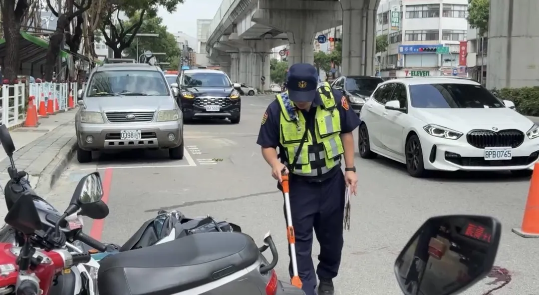警方到場丈量採證。(圖/翻攝畫面)