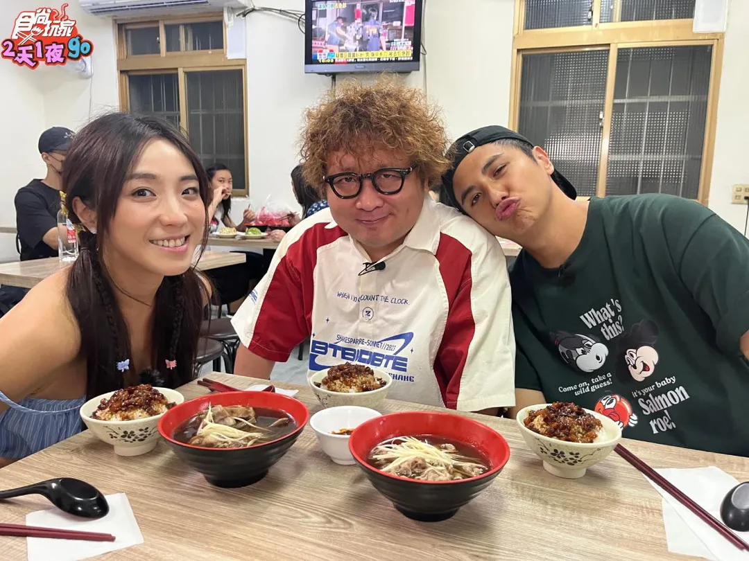 曾子余（右起）和納豆、梁舒涵品嘗雙北必比登料理。（圖／TVBS提供）