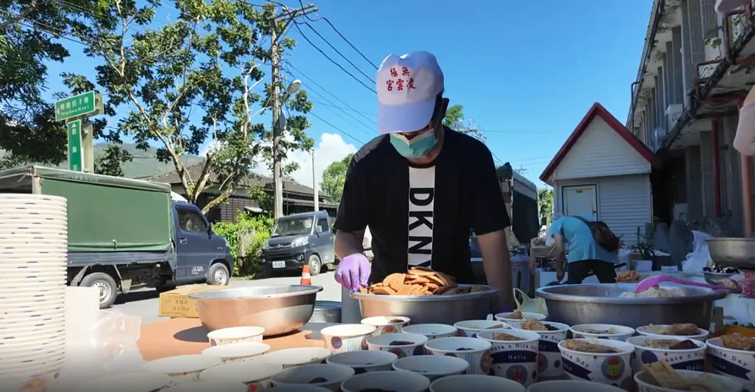 熱心民眾準備大量食物供應給當地居民。（圖／中天新聞）