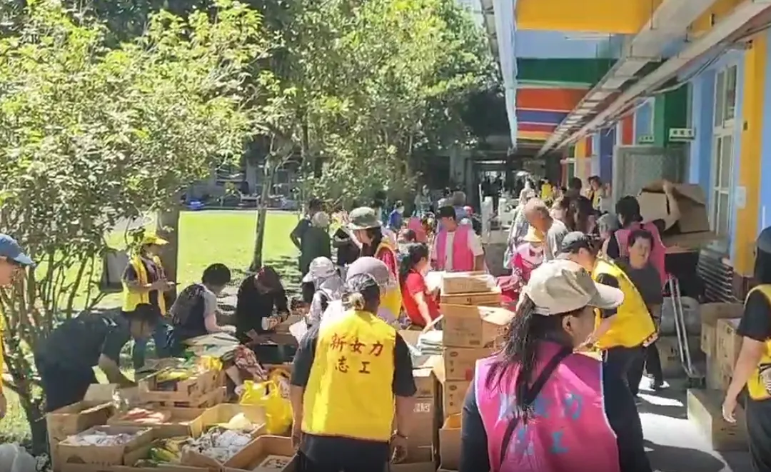 箱裝的水、餅乾、泡麵等物資瞬間湧進花蓮光復鄉。（圖／中天新聞）