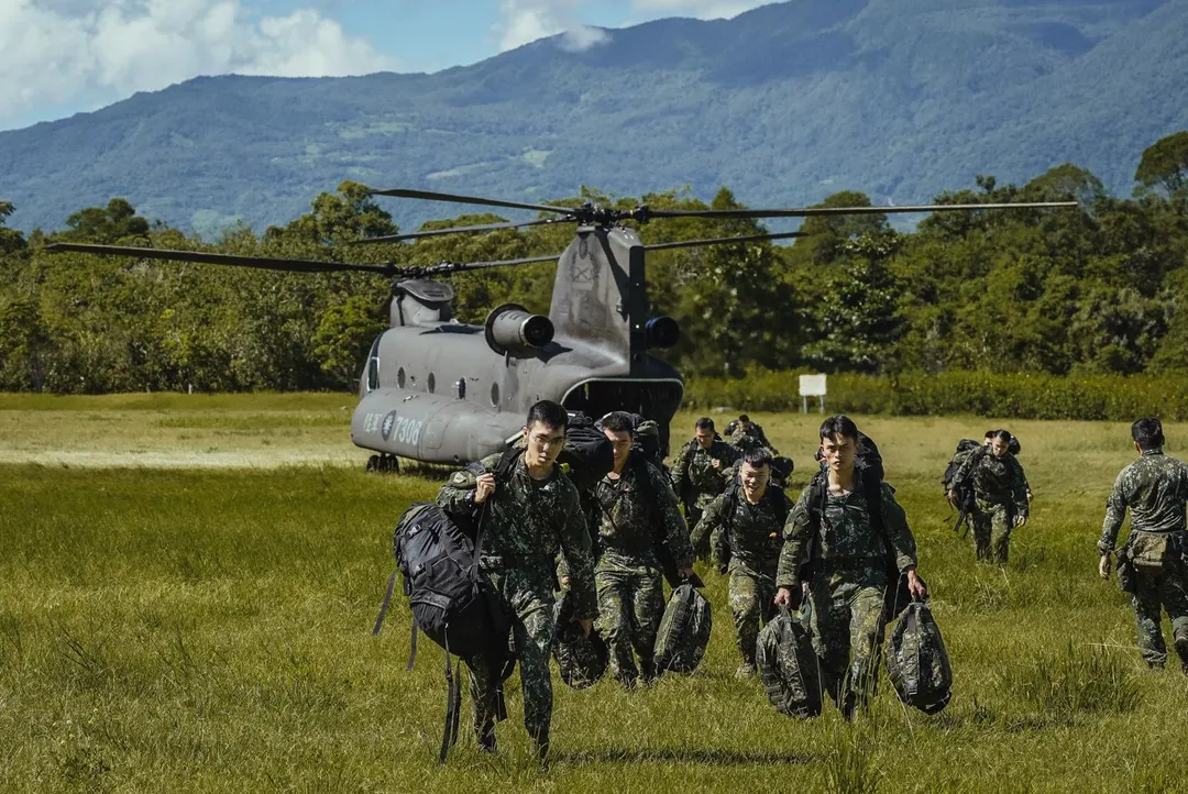 CH-47SD直升機搭載特戰官兵支援花蓮救災。(圖/陸軍司令部)