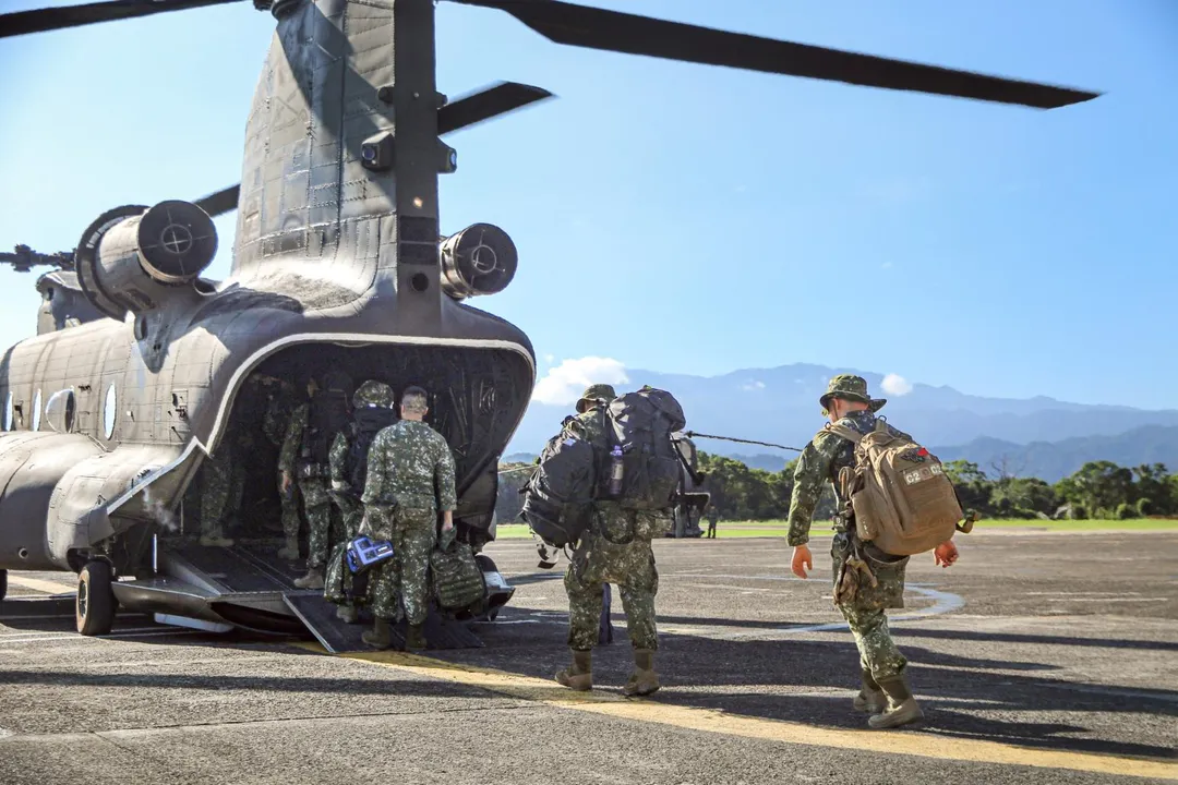 特戰官兵登上陸航CH-47SD直升機飛往花蓮。(圖/陸軍司令部)