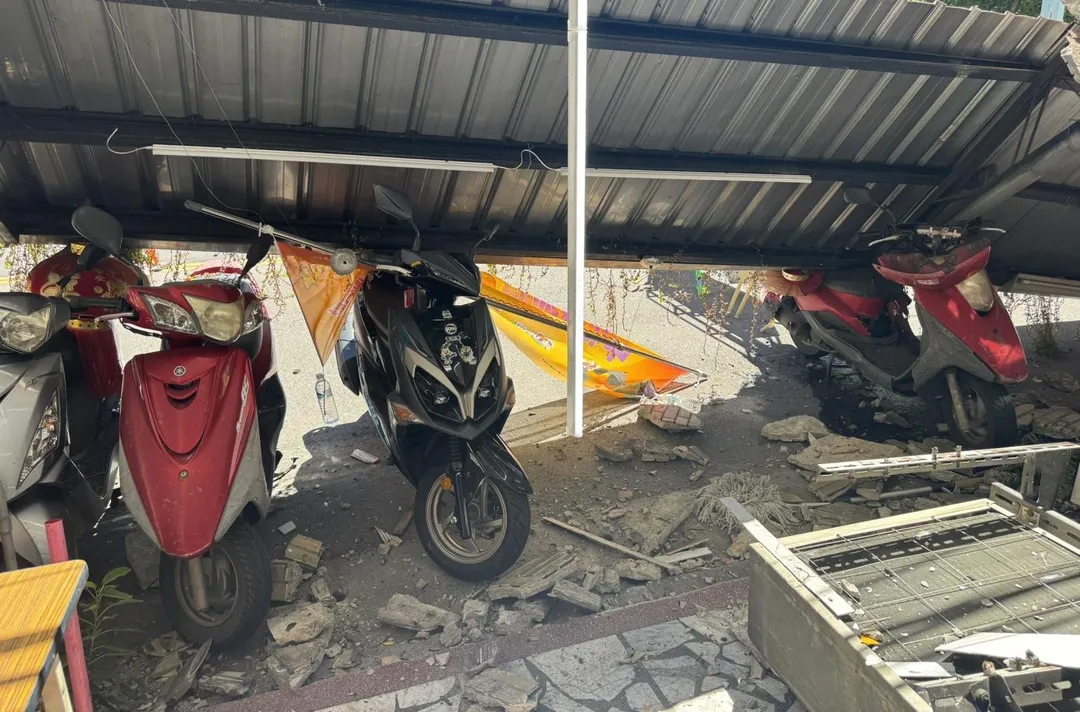現場5部機車遭殃（圖／翻攝畫面）