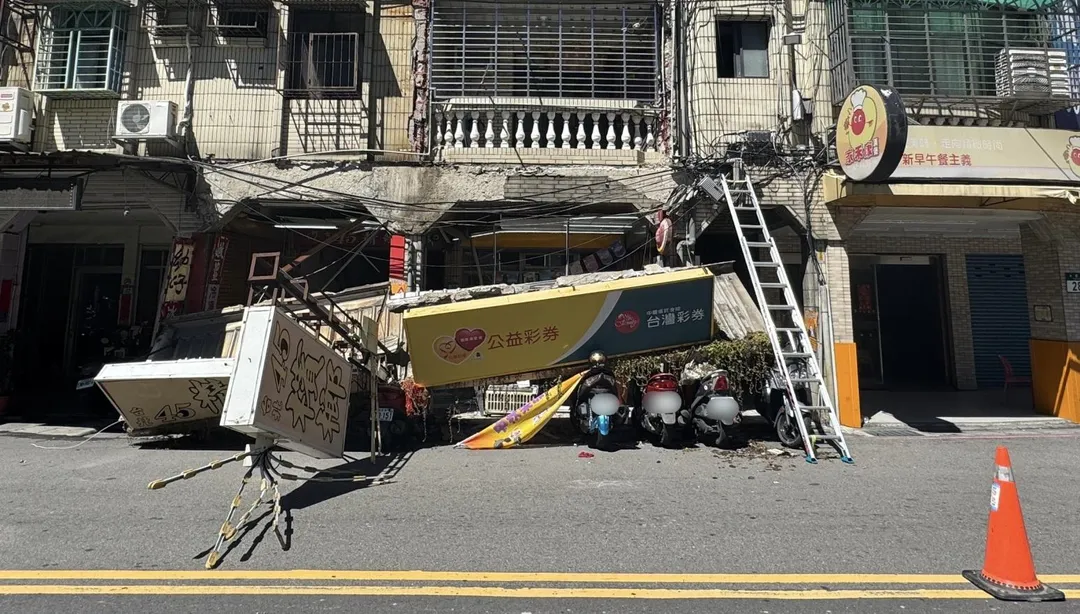 新北市蘆洲一間彩券行外牆招牌突然崩落。（圖／翻攝畫面）
