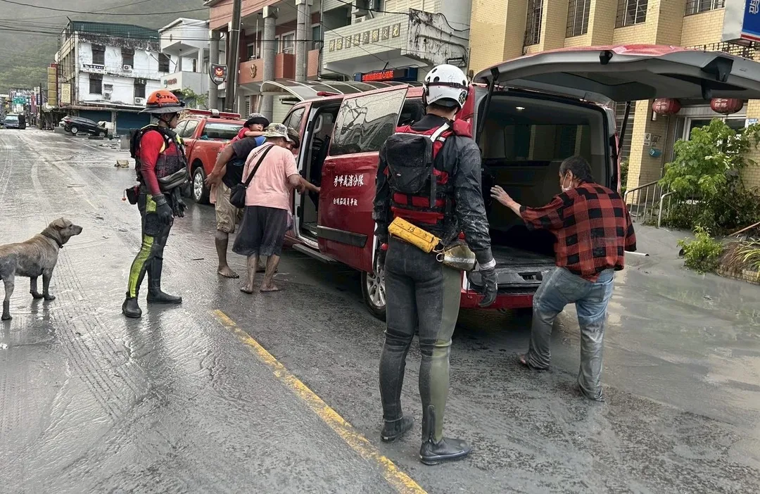 新北特搜隊已協助超過百位災民。（圖／翻攝畫面）