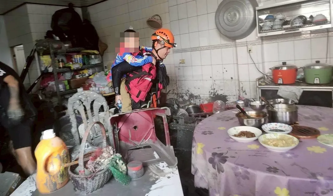 新北特搜隊救出一名3歲男童。（圖／翻攝畫面）