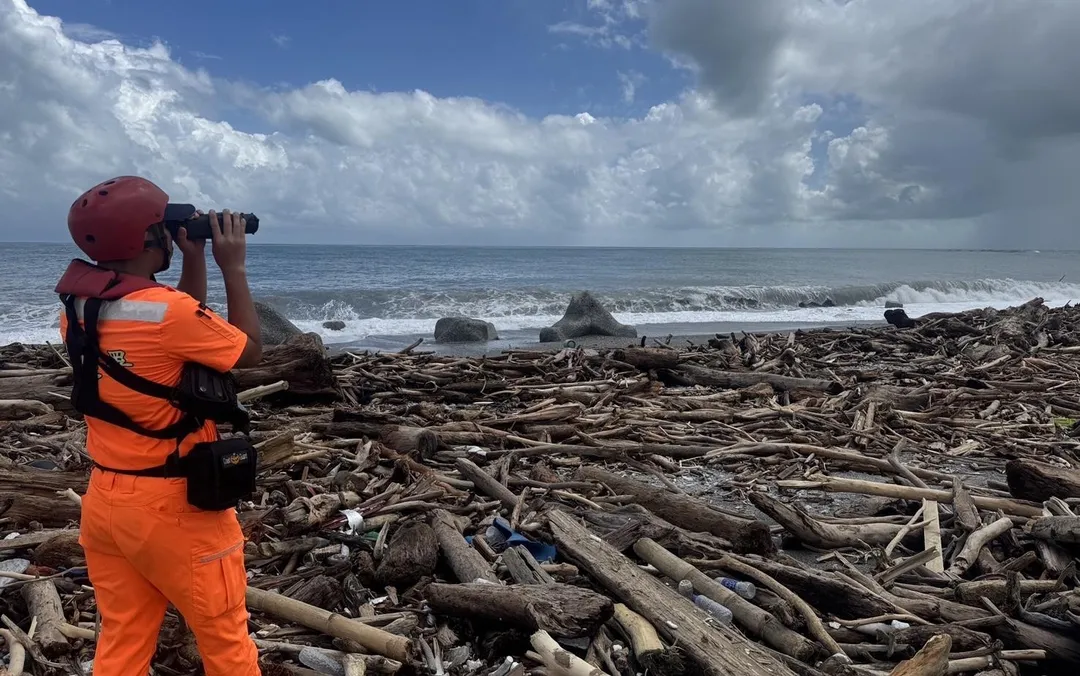海巡署持續在花蓮溪出海口地毯式搜尋。(圖/翻攝畫面)