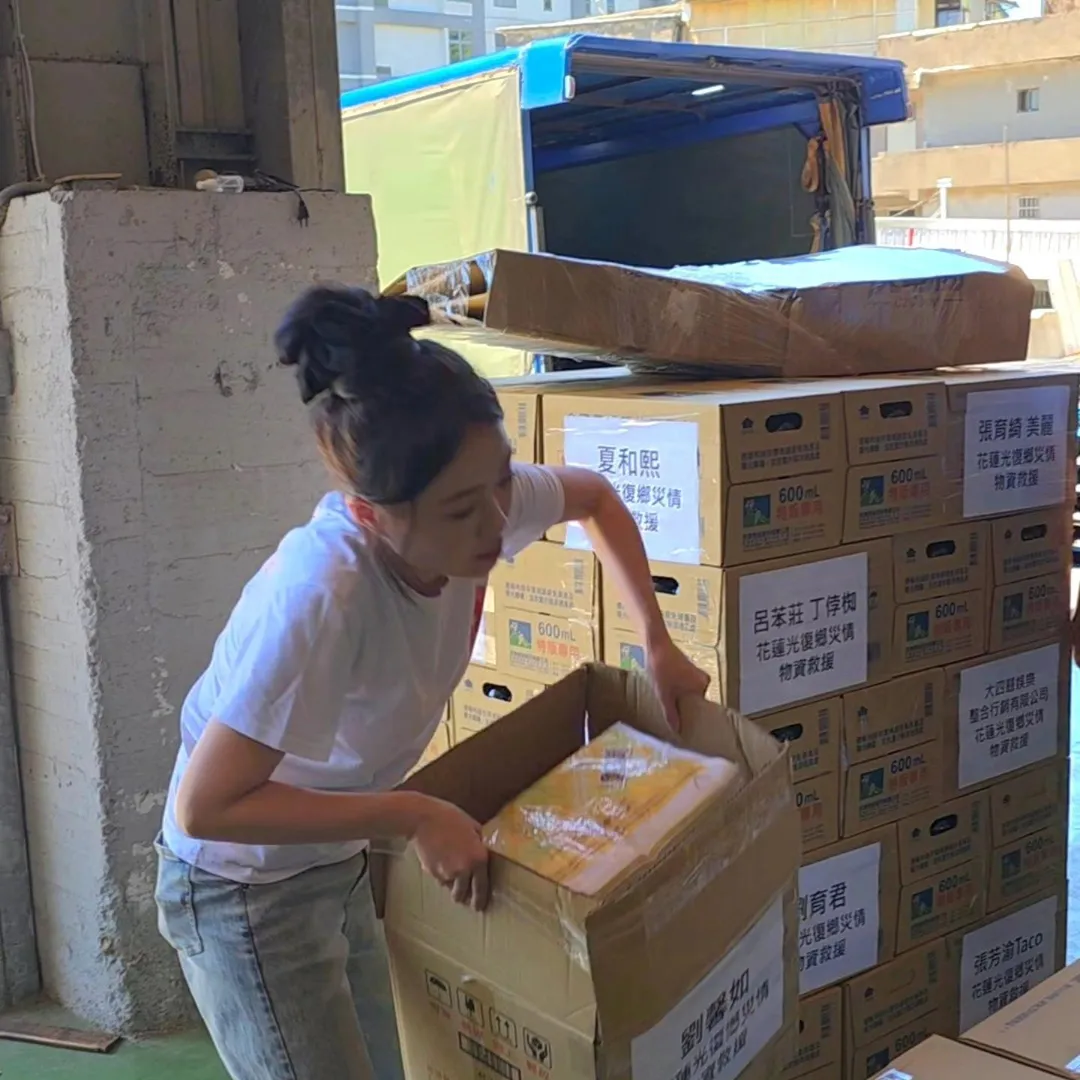 丫頭親自搬運物資。(圖/翻攝自丫頭 IG)