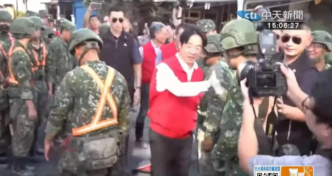 不少網友質疑賴清德和國軍弟兄們擊掌到底是勘災還是做秀。(圖/中天新聞)