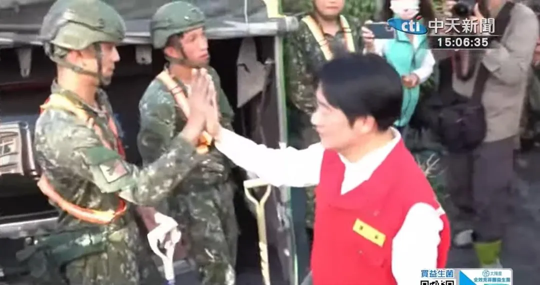 總統賴清德前往視察時與正在清淤的國軍弟兄們擊掌。(圖/中天新聞)