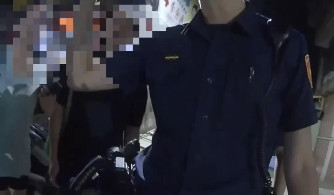 警方獲報到場詢問被害人案發經過。（圖／翻攝畫面）