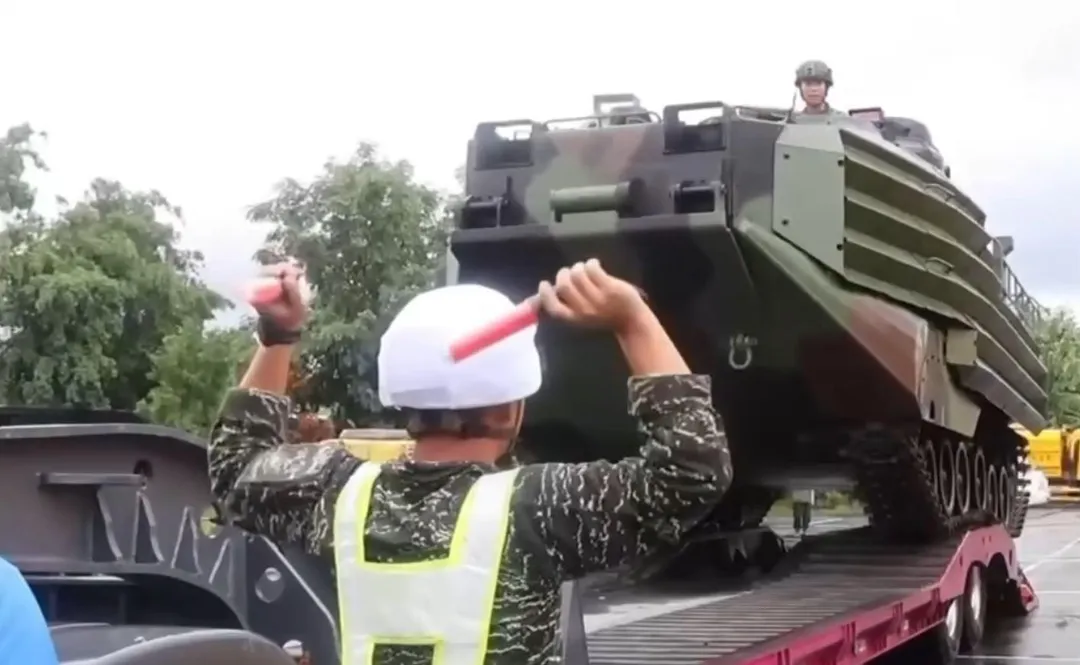 國軍派出AAV7兩棲突擊車協助救災。（圖／世界特種部隊與軍武資料庫臉書）
