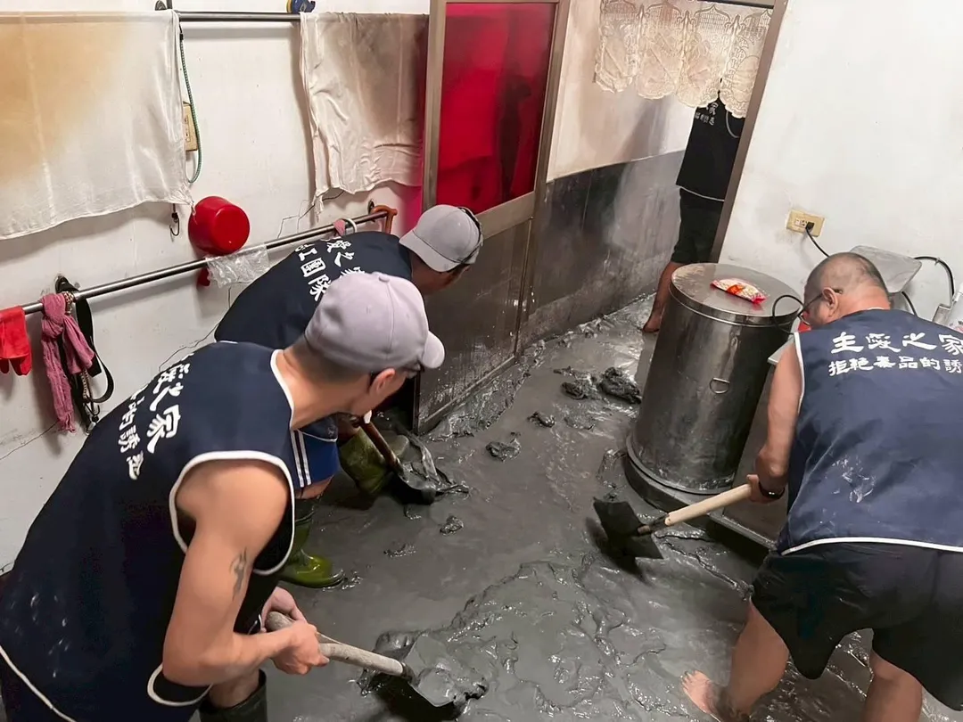 馬太鞍溪堰塞湖溢流,花蓮檢方已相驗完14具遺體,仍有2具待確認身份。(圖/花蓮地檢署提供)