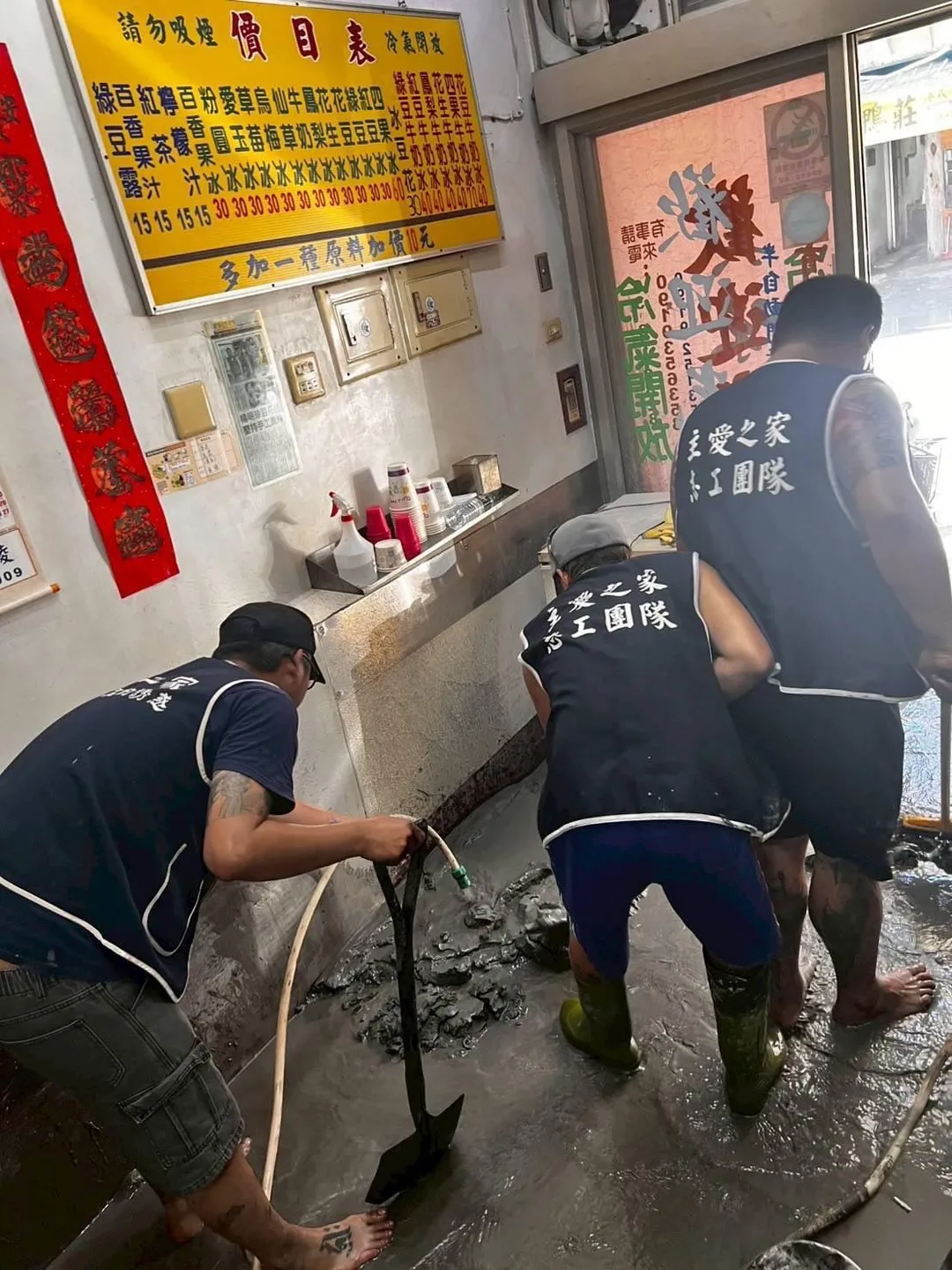 花蓮馬太鞍溪堰塞湖溢流,更生人主動到災區,協助民眾重建。(圖/花蓮地檢署提供)