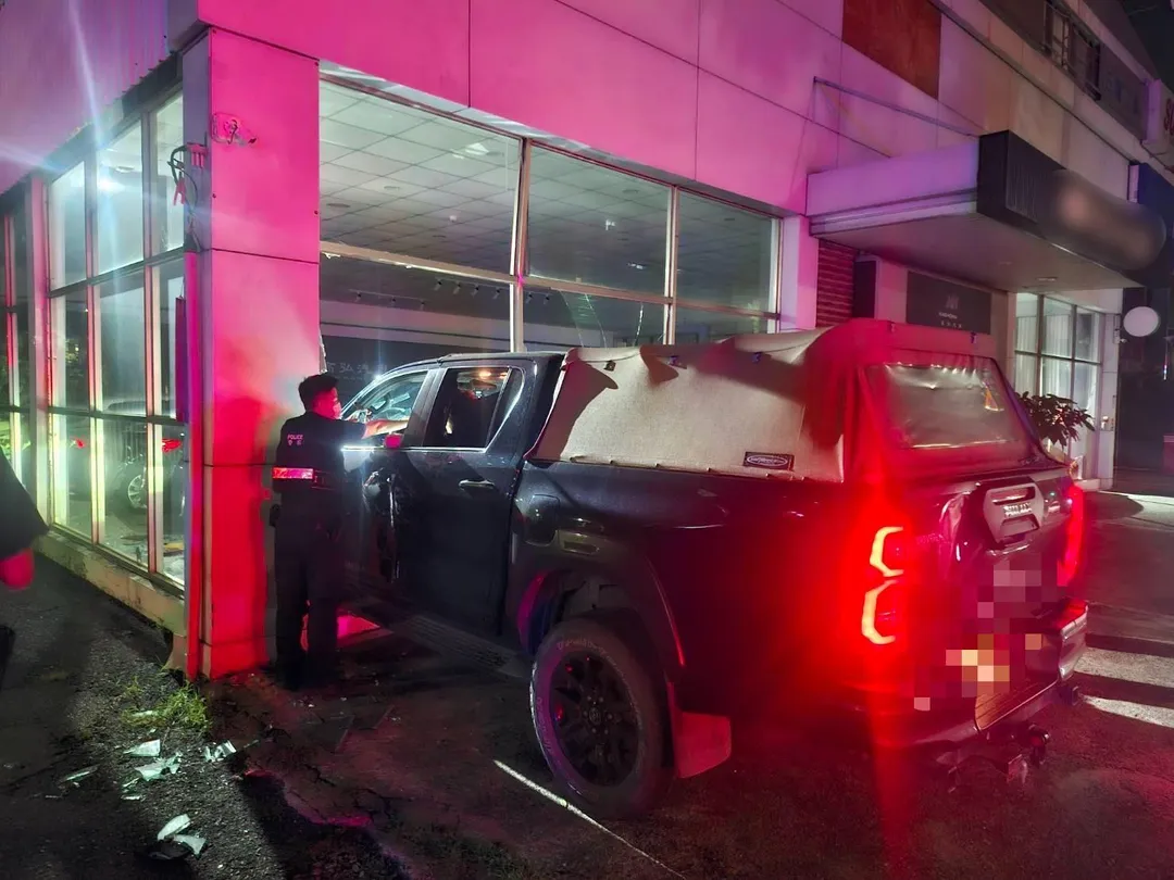 高雄簡姓男子開皮卡車自撞汽車修理廠,警方到場聞到濃濃酒氣。(圖/警方提供)