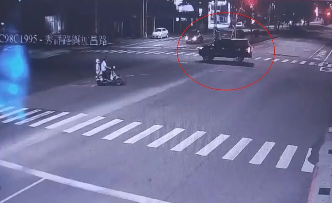 高雄簡姓男子開皮卡車自撞汽車修理廠,警方到場聞到濃濃酒氣。(圖/警方提供)