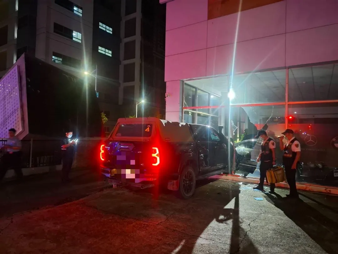 高雄一輛皮卡車酒駕,自撞路邊汽車修理廠,駕駛被依公共危險罪移送法辦。(圖/警方提供)