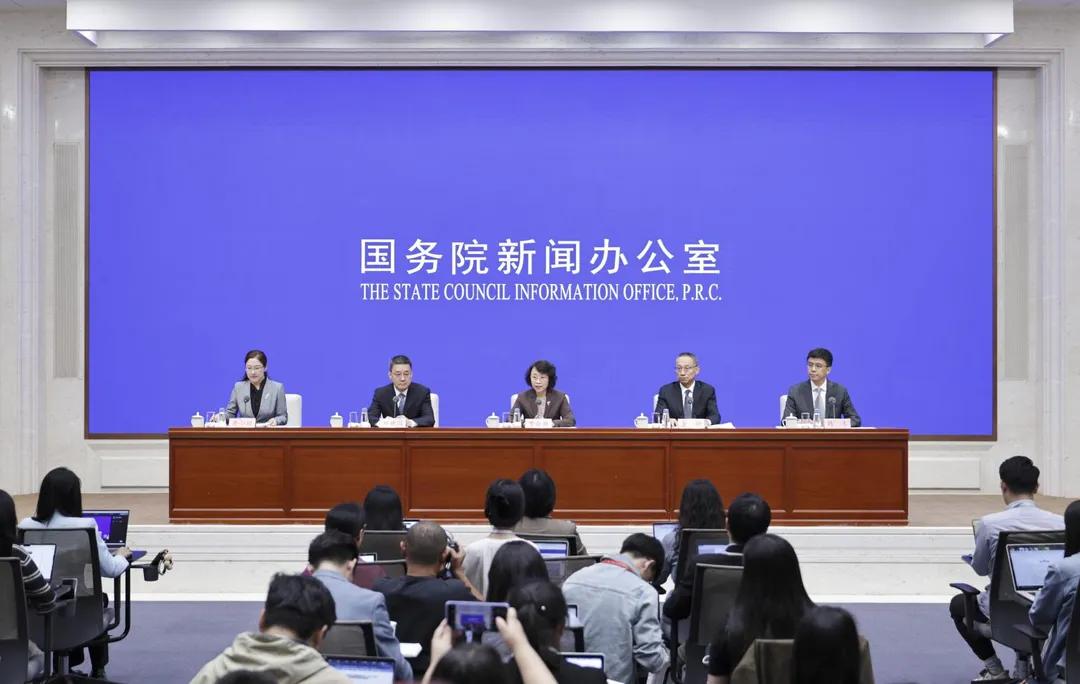 大陸國務院新聞辦公室25日舉行「高品質完成『十四五』規劃」系列主題新聞發佈會。（圖／新華社）