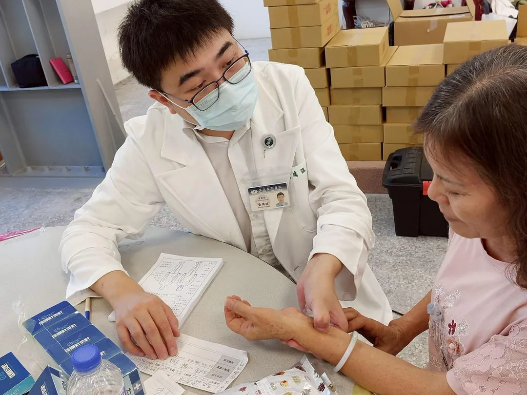 中醫師黃繻誼是光復本地人，祖父母仍居於當地，他特地參與救援，現場教導鄉親可以按壓神門穴，緩解焦慮並安定心神。(圖/花蓮慈濟醫院)