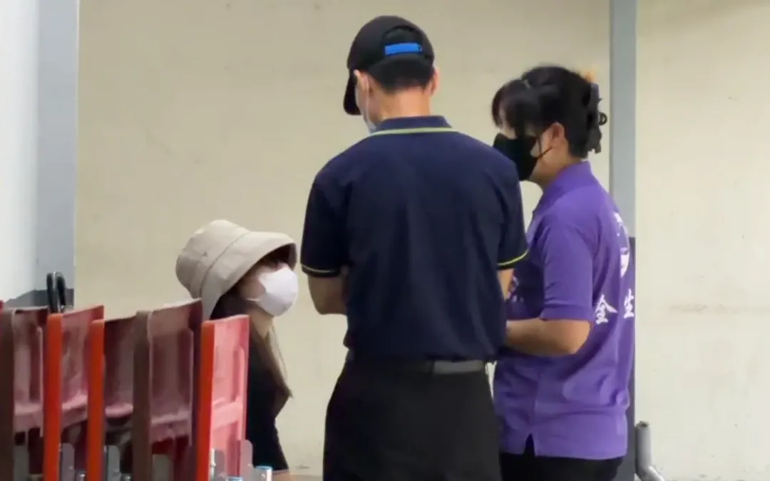 台中大甲女大生陳屍家中命案,陳女的姊姊及父親一起前往殯儀館,面對媒體不發一語。(圖/中天新聞)