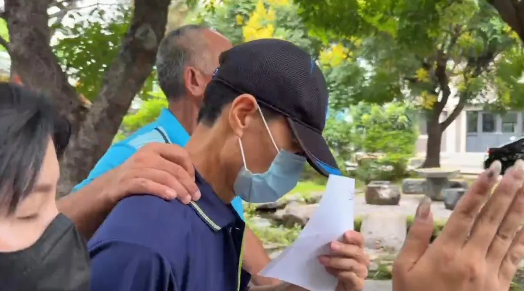 台中大甲陳姓女大生陳屍家中,今日檢察官解剖遺體時就地訊問陳父,當場將陳父由證人轉被告。(圖/中天電視)