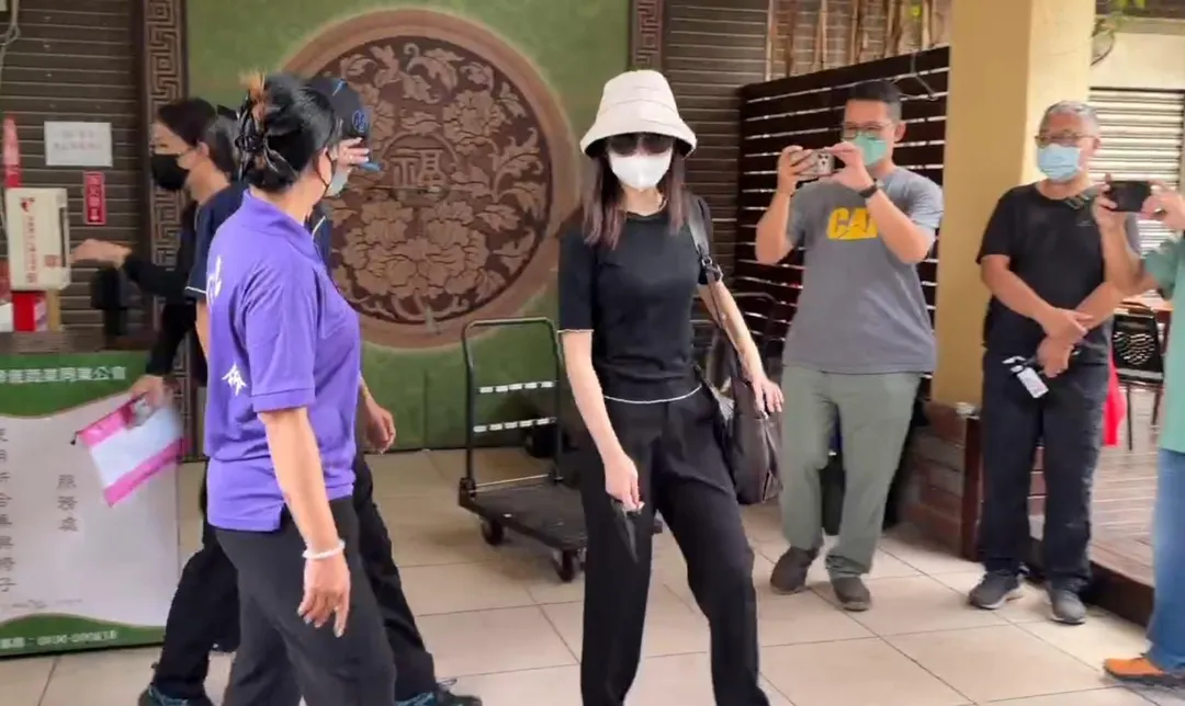 台中大甲陳姓女大生姊姊,穿全身黑到殯儀館,了解檢察官解剖,釐清妹妹死因。(圖/中天新聞)
