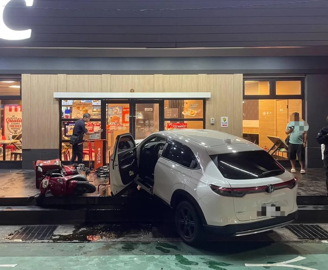 基隆市區一輛轎車疑似因為闖紅燈,差點撞進肯德基店內。(圖/警方提供)