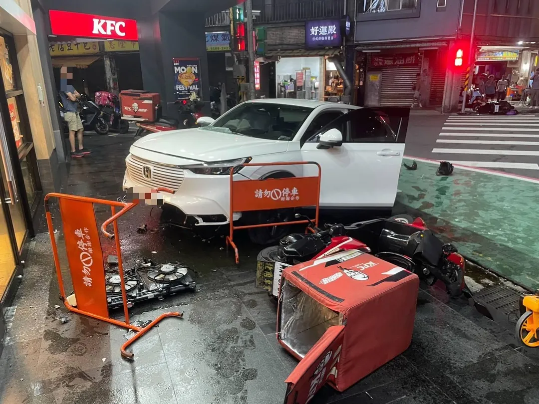 轎車疑似因為闖紅燈,撞進肯德基前騎樓,距離店內僅差半公尺。(圖/警方提供)