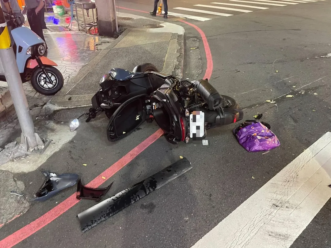 基隆市區一輛轎車疑似因為闖紅燈,差點撞進肯德基店內,一名騎士被撞倒受傷。(圖/警方提供)