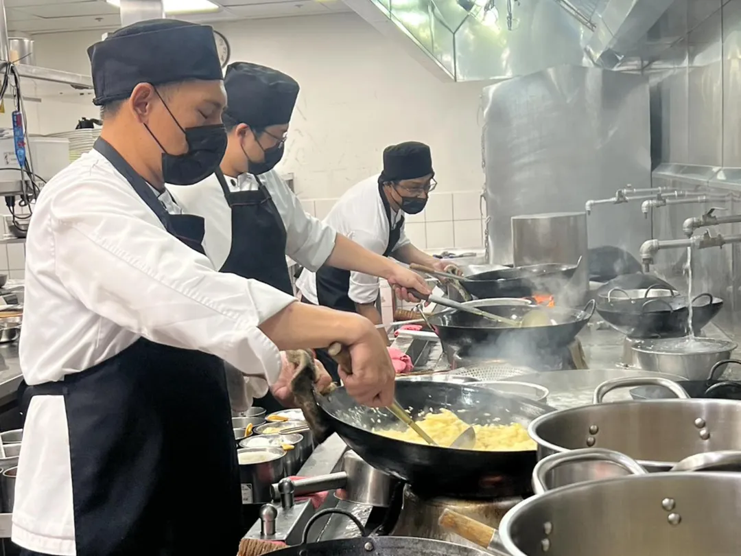饗賓集團由花蓮兩間門市「開飯川食堂」與「饗泰多」,製作200份熱騰騰的餐盒,送往光復鄉。(圖/饗賓集團提供)