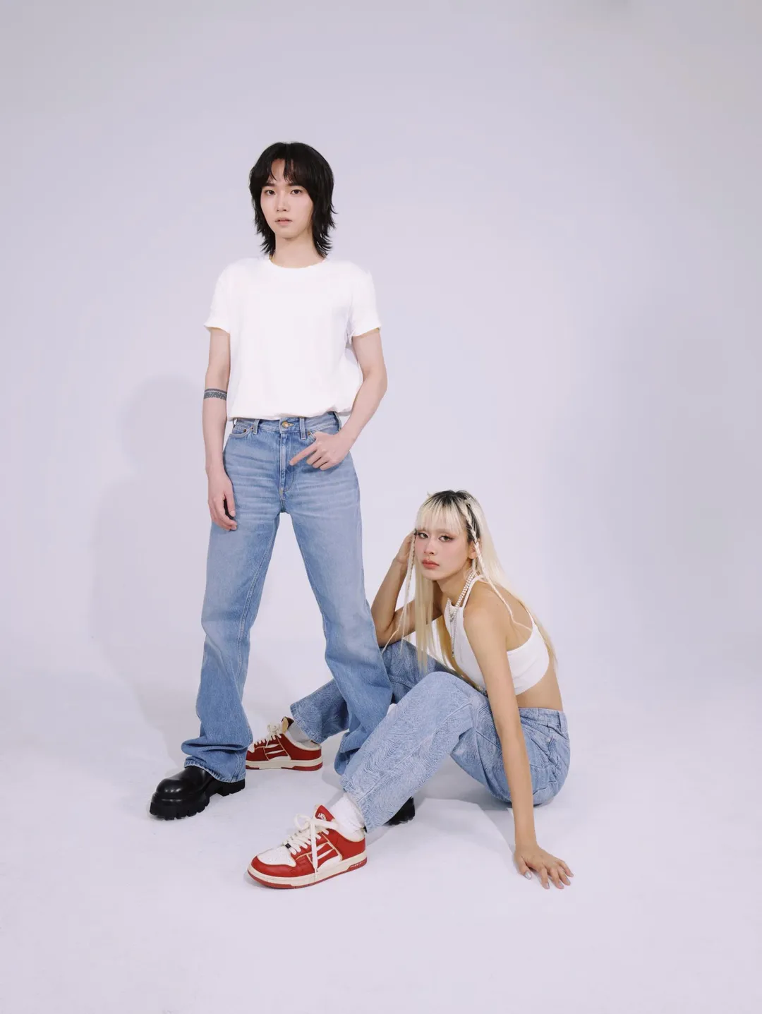 持修（左）傳授開嗓秘技給陳泳希（右），讓她開心直呼：超有用！（圖／華研國際 提供）