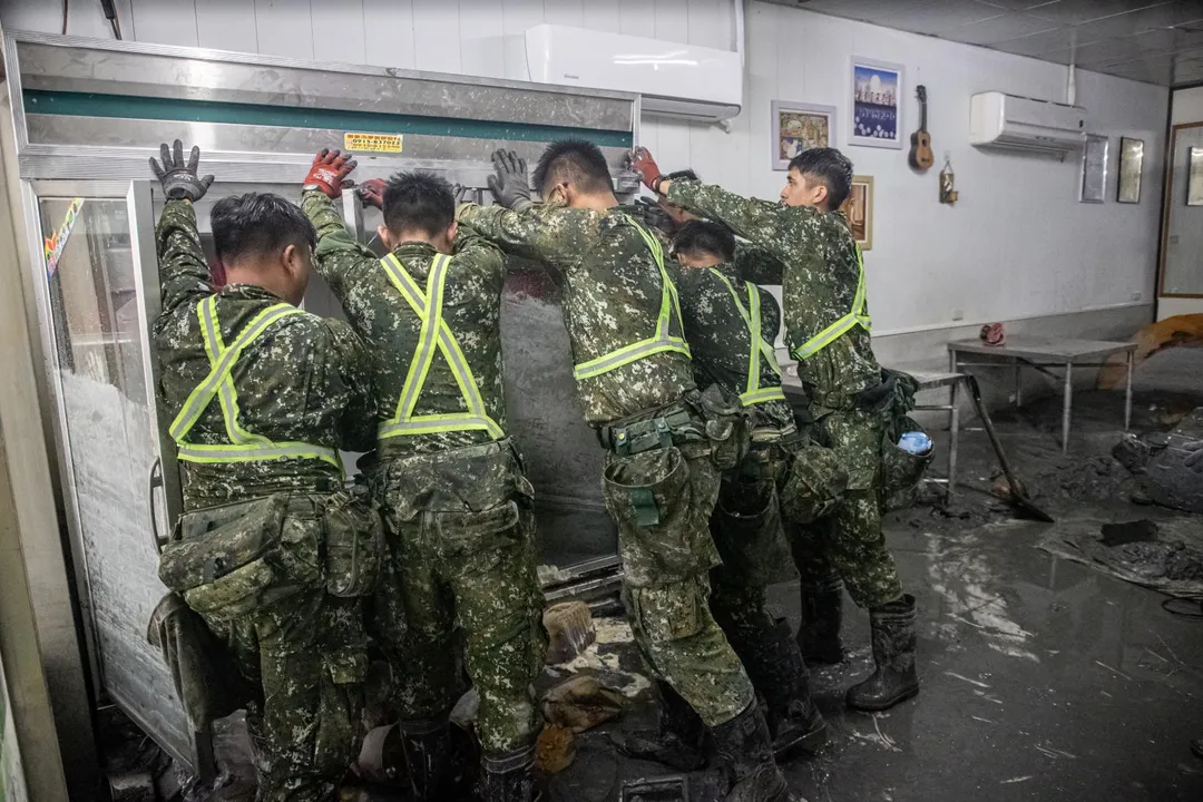 花蓮光復鄉馬太鞍溪堰塞湖於23日下午潰堤,造成當地嚴重災情。(圖/中天新聞)