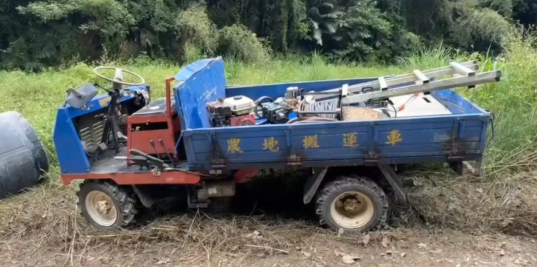 1名52歲謝姓男子在自家果園施作農務時，不慎發生農用搬運車翻覆意外，整輛車傾倒壓住謝男，最終不幸身亡。（圖/翻攝畫面）