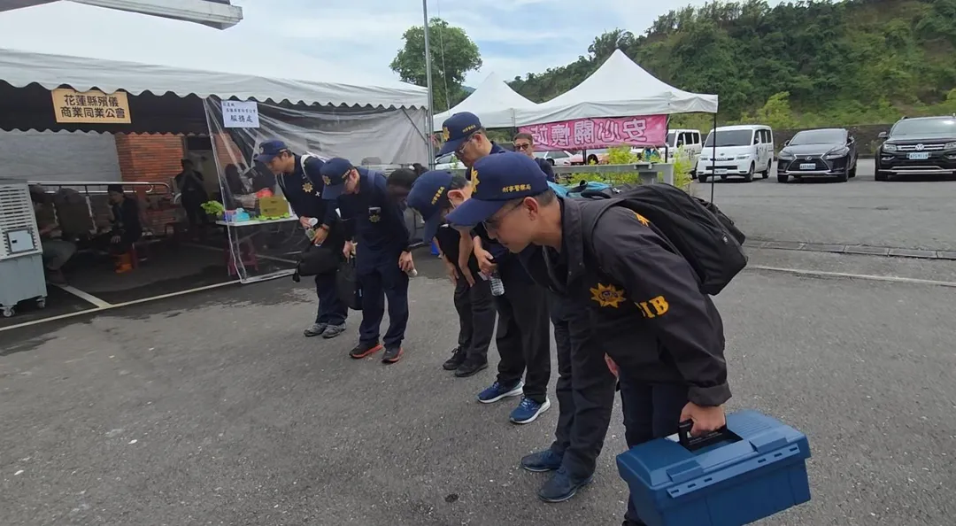 刑事局鑑識中心團隊成員,協助確認比對死者身份後,離開前特別向冰櫃鞠躬致意。(圖/刑事局提供)