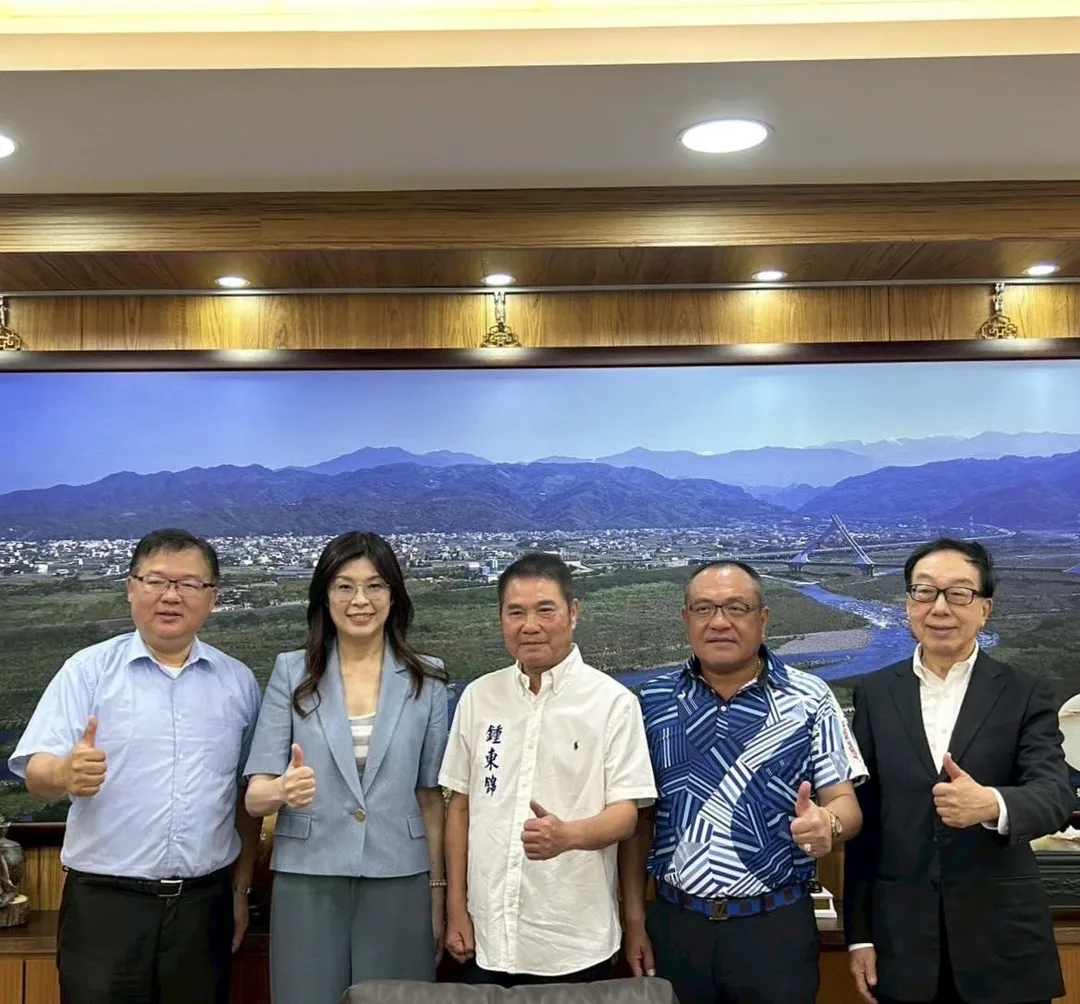 鄭麗文（左2）26日拜會鍾東錦（中）。（圖／翻攝鄭麗文臉書）