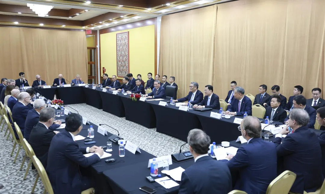 大陸國務院總理25日與美國友好團體於紐約舉行座談會。（圖／新華社）